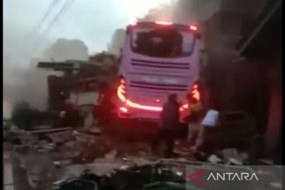 Polisi Periksa Sopir Bus Pariwisata yang Tabrak Tiga Rumah di Ciamis - JPNN.com Jabar