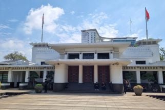 Begini Alasan Satpol PP Tak Kunjung Bongkar Bangunan Gerai Burger di Jalan Surya Sumantri Bandung - JPNN.com Jabar