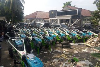 Miris, Traktor Bantuan Kementan Ditempeli Stiker Caleg Ravindra Airlangga - JPNN.com Jabar