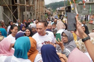 Penuh Sukacita, Momen Warga Sambut Iwan Bule di Desa Sagarahiang - JPNN.com Jabar