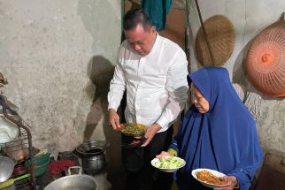 Tri Adhianto Berikan Kebahagiaan untuk Mak Nisah Saat Sahur - JPNN.com Jabar