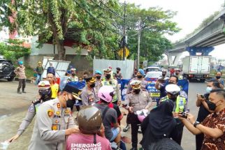 Lihat nih Kelakuan Polisi kepada Pengendara Motor yang Tak Pakai Helm di Pesing - JPNN.com Jakarta