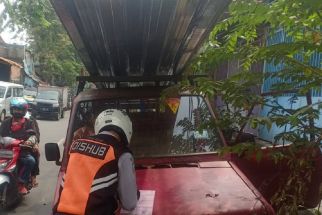 Petugas Menghentikan Pikap Merah, Lihat Isi Muatannya, Ternyata    - JPNN.com Jakarta