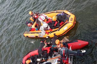 Bakamla RI Mengevakuasi Pemancing yang Tenggelam di Pelabuhan Muara Baru Jakarta - JPNN.com Jakarta