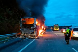 Bermula dari Bau Sangit, Bus Bermuatan 34 Orang Terbakar di Tol Ungaran-Bawen - JPNN.com Jateng