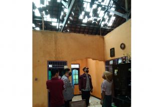 Puting Beliung Rusak 7 Rumah di Bandungan, Begini Penampakannya - JPNN.com Jateng