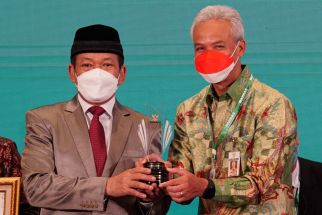 Ganjar Bawa Pulang Dua Penghargaan Bergensi dari Jakarta - JPNN.com Jateng