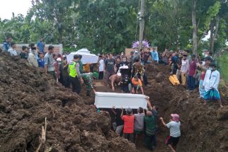 Korban Kecelakaan Bus Pariwisata, 2 Keluarga Dikebumikan dalam 1 Liang Lahad - JPNN.com Jateng