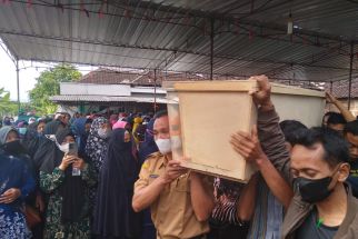 Bungkusan Kafan Kecil Ikut Dikuburkan di Makam Korban Kecelakaan Bus, Ternyata Isinya - JPNN.com Jateng