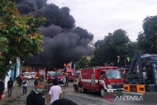 Berita Terkini Kebakaran Pabrik Plastik di Pati, Petugas Kesulitan Padamkan Api - JPNN.com Jateng