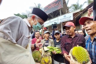 Warga Wadas Berikan Durian Paling Enak Sedunia kepada Ganjar Pranowo - JPNN.com Jateng