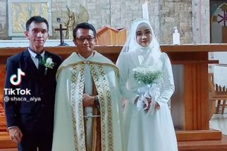 Viral Video Perempuan Berjilbab Menikah di Gereja, Ini Penjelasan Saksinya - JPNN.com Jateng