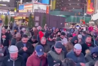 Video Viral Salat Tarawih di Times Square New York Buat Arie Untung Takjub - JPNN.com Jateng