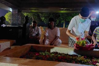 Tengah Malam, Ganjar Ziarahi Makam Bung Karno, Ternyata - JPNN.com Jateng