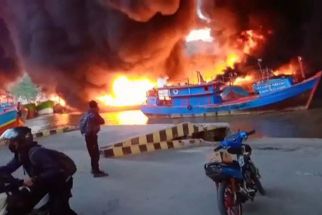 Pelabuhan Cilacap Kebakaran, Pelindo-Pertamina Turun Tangan, Penampakannya Ngeri - JPNN.com Jateng