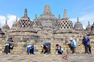 Pegawai BKB Bersihkan Candi Borobudur Ramai-Ramai, Lihat - JPNN.com Jateng