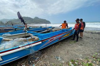 Perahu di Kebumen Terbaik di Tengah Laut, Kedua Nelayannya Beda Nasib - JPNN.com Jateng
