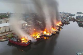 Korsleting Listrik Diduga Penyebab Kebakaran Belasan Kapal di Pelabuhan Pekalongan - JPNN.com Jateng