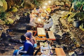 Wisata Sumber Biru Jombang Sajikan Suasana Makan di Tengah Sungai - JPNN.com Jatim