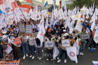 Ribuan Buruh Mulai Berdatangan di Kantor Gubernur Jawa Timur - JPNN.com Jatim