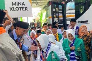 PPIH Embarkasi Surabaya Temukan JCH Bawa Rokok Melebihi Batas - JPNN.com Jatim
