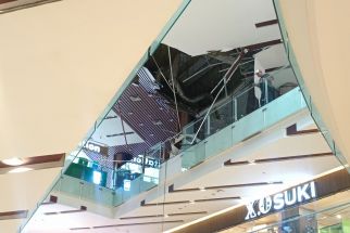 Atap Grand City Ambrol, Diduga Karena Hujan Lebat Kamis Malam - JPNN.com Jatim