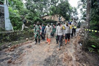 Kapolda Jatim Tinjau Upaya Pencarian Tanah Longsor di Ngajuk - JPNN.com Jatim