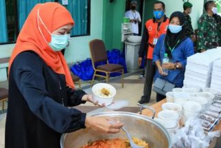 Sambangi Pekerja Migran, Bu Khofifah Bawa Kupat Sayur dan Lepat ke Asrama Haji - JPNN.com Jatim