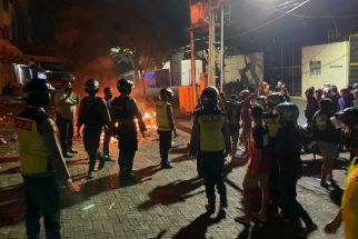 Tawuran Satpam Vs Gerombolan Pemuda: Dikeroyok Massa, Kholil Bacok Dua Orang - JPNN.com Jatim