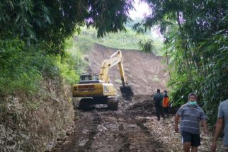Sejumlah Alat Berat Dikerahkan Menyingkirkan Material Longsor di Lereng Gunung Wilis - JPNN.com Jatim