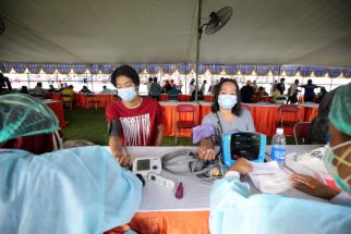 Sejumlah Peserta Vaksinasi COVID-19 di Gelora 10 November Diusir, Eri Sampai Geram - JPNN.com Jatim