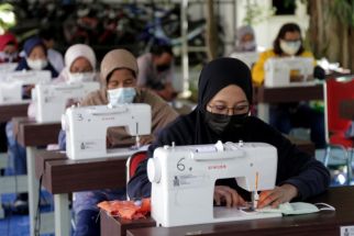Pemkot Surabaya Libatkan UMKM Produksi Masker Tiga Lapis secara Massal - JPNN.com Jatim