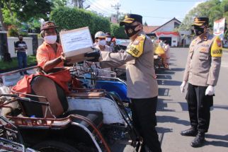 Bakti Sosial Bhayangkara, Polres Madiun Bagikan 1.250 Paket Sembako - JPNN.com Jatim