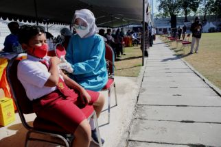 Anak Sekolah Jadi Prioritas Vaksinasi Covid-19 di Gelora 10 November, Warga Umum Antre Dulu - JPNN.com Jatim