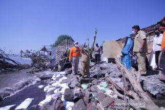 Belasan Rumah di Tepi Pantai Situbondo Rusak Parah akibat Diterjang Banjir Rob - JPNN.com Jatim