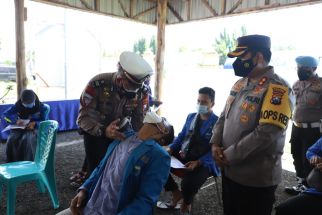 Polisi di Mojokerto Hipnosis Peserta Vaksinasi yang Fobia Jarum Suntik - JPNN.com Jatim
