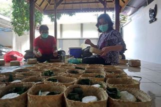 Hindari Plastik, Wadah Makanan Bantuan Untuk Warga Isoman dari Besek - JPNN.com Jatim