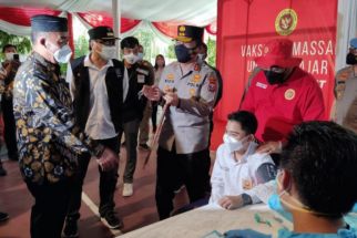 Kapolda Jatim Datangi Lokasi Vaksinasi, Beri Motivasi untuk Siswa SMP 1 Surabaya, Begini Katanya.. - JPNN.com Jatim