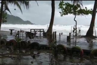 Satu Orang Hilang, Kapal Nelayan di Trenggalek Tenggelam Diterjang Ombak - JPNN.com Jatim