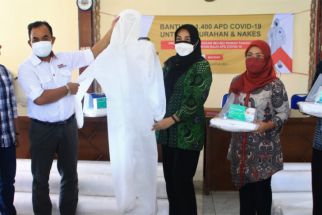 SIG Latih 30 Ibu Rumah Tangga di Gresik Produksi Seribu Lebih APD   - JPNN.com Jatim