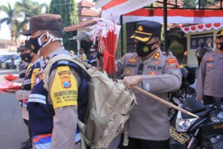 Polres Madiun Rayakan HUT RI Ke-76 dengan Borong Ribuan Bendera dari Pedagang - JPNN.com Jatim