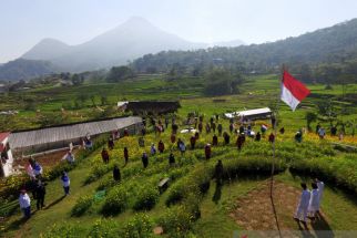 Lihat Bagaimana Petani Mojokerto Gelar Upacara Kemerdekaan di Sawah - JPNN.com Jatim