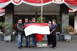 Tanpa Kirab, Bendera Merah Putih 'Raksasa' Dipasang di Bukit Klotok - JPNN.com Jatim