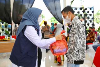 Bantuan Sembako Disalurkan ke Puluhan Pemandu Wisata Banyuwangi, Ipuk Minta Maaf, Sebabnya.. - JPNN.com Jatim