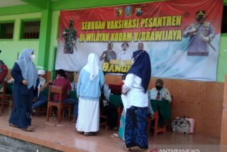 Ratusan Santri di Surabaya Mulai Jalani Vaksinasi Covid-19 - JPNN.com Jatim