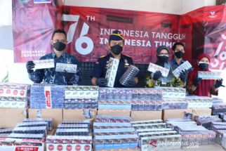 Berawal dari Patroli Siber, Bea Cukai Gerebek Gudang Rokok Ilegal - JPNN.com Jatim