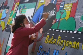 Lewat Mural, Mahasiswa UMSurabaya Ingatkan Warga Bahaya Pinjol - JPNN.com Jatim