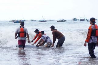 Saat Cari Nelayan Hilang di Pantai Sine Tulungagung, Tim SAR Ketemu Mahluk ini.. - JPNN.com Jatim