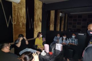 Tempat Karaoke di Kalibokor Disegel, Satpol PP Sempat Dikelabui Tukang Bangunan - JPNN.com Jatim