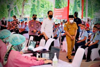 Presiden Jokowi Tinjau Vaksinasi Sekolah dan Pondok di Ponorogo - JPNN.com Jatim